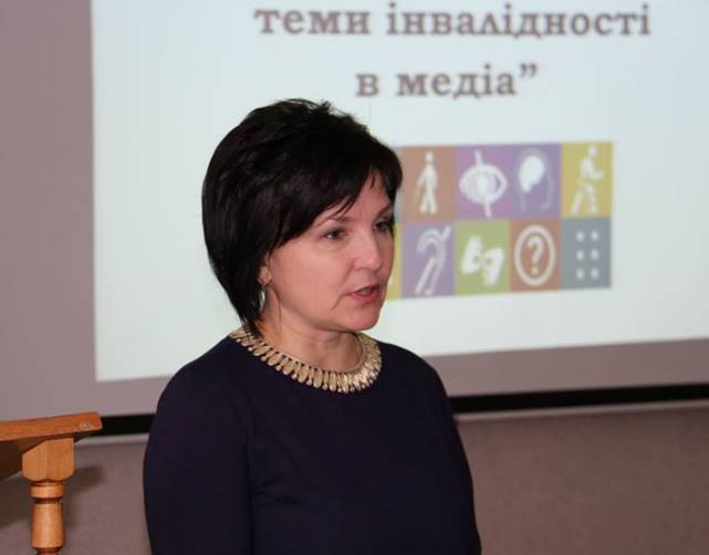 Пані Наталя  говорить до аудиторії